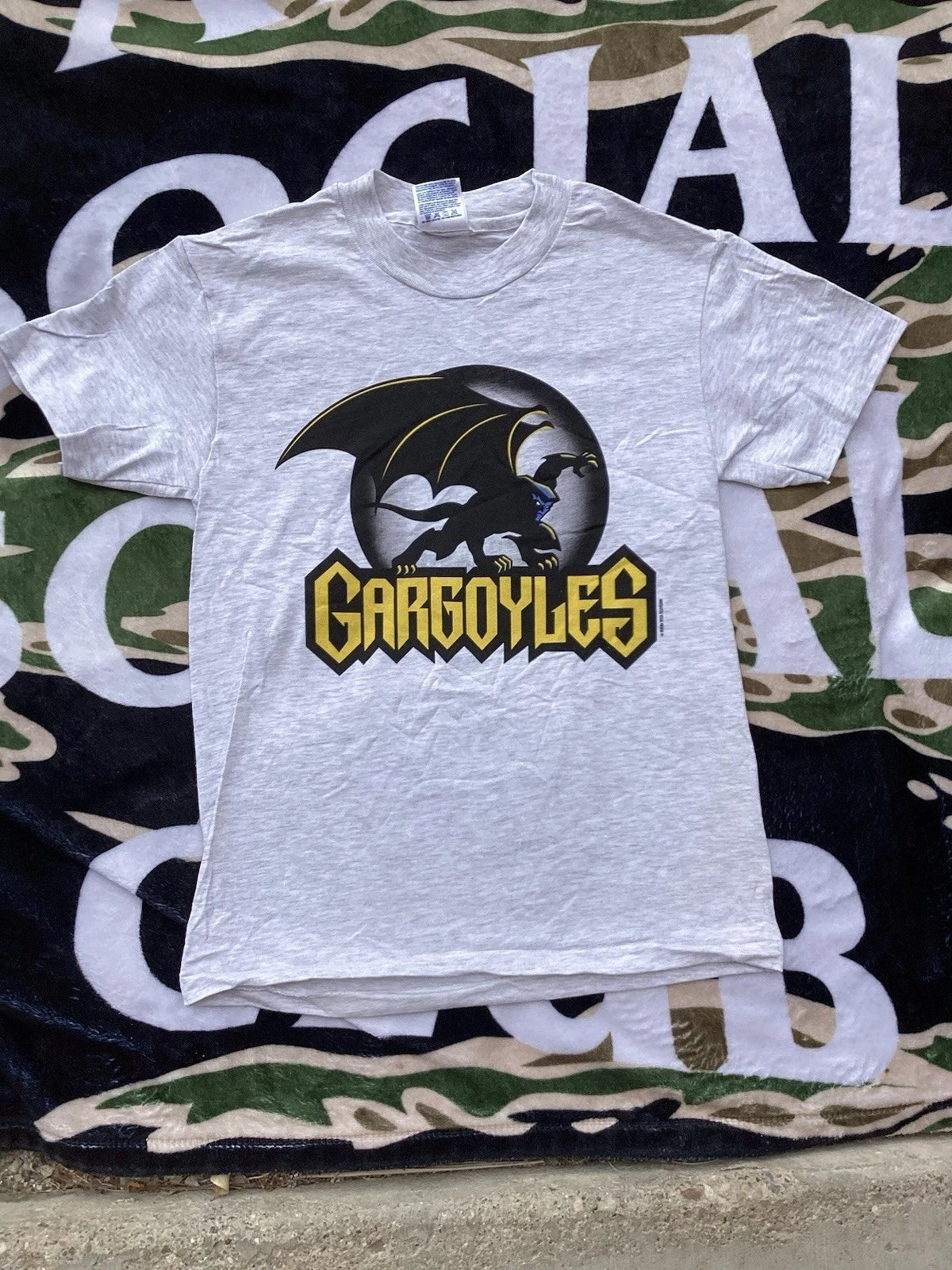 Vintage 90s/Y2K Disney gargoyles cartoon television show T-shirt